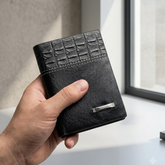 Premium Men’s Leather Bifold Wallet – Elegant Design with Smart Everyday Organization